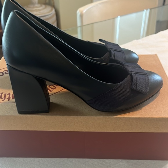 Brooks Brothers Navy Pumps. Size 7. - Picture 2 of 4